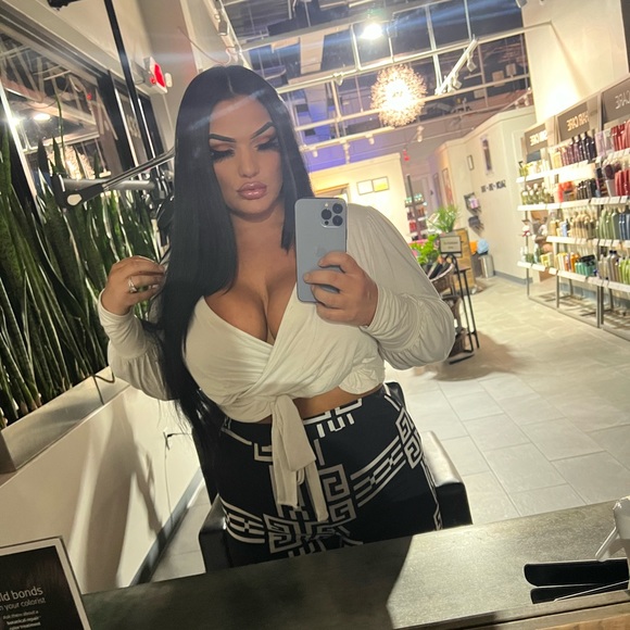 Meet your Posher, Antoinette - Picture 1 of 3